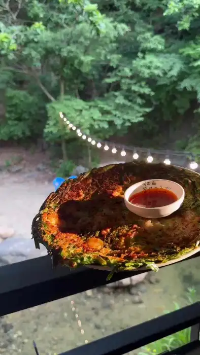 맛있게 구워진 삼겹살과 곁들임 찬