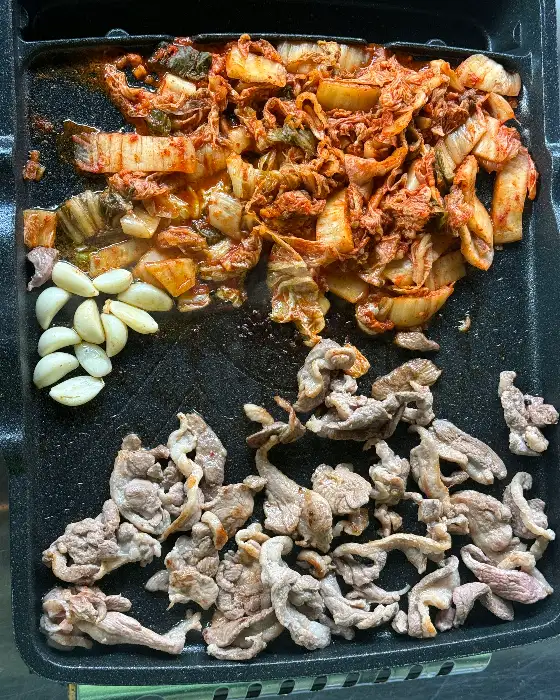 푸짐하게 차려진 삼겹살 한상