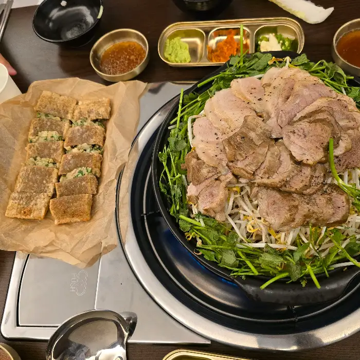 다양한 밑반찬과 수육전골
