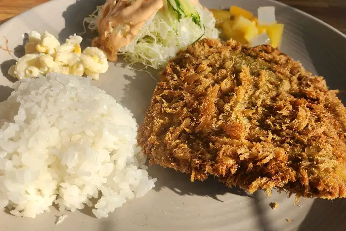 따뜻한 밥과 함께 나온 바삭한 돈까스