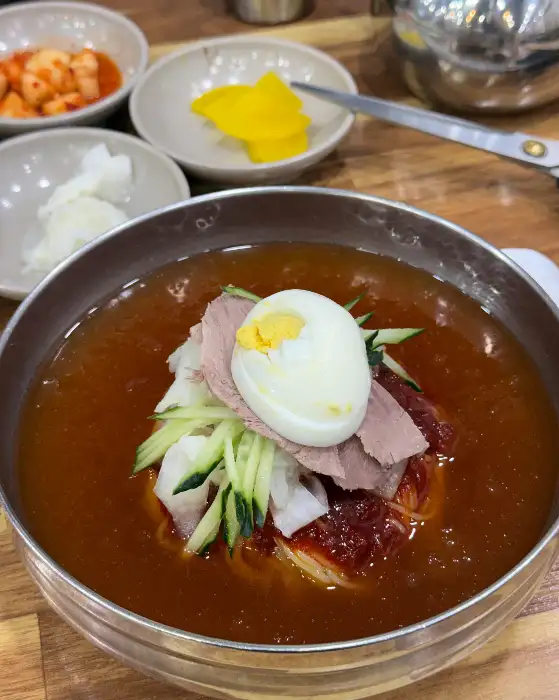 맛있게 담겨 나온 냉면