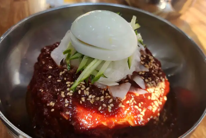 곱게 쌓인 냉면과 고명