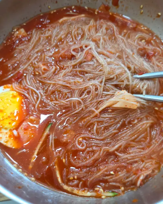 냉면 면발의 상세 모습