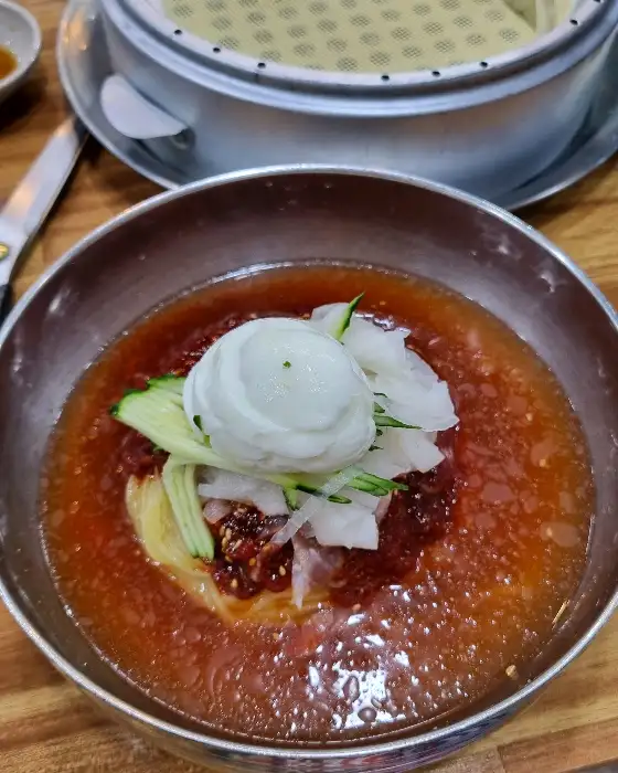 시원한 물냉면의 윗부분 모습