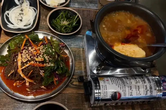 푸짐하게 차려진 족발과 막국수, 순두부찌개