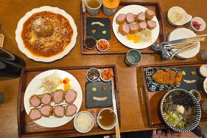 테이블에 차려진 다양한 음식들