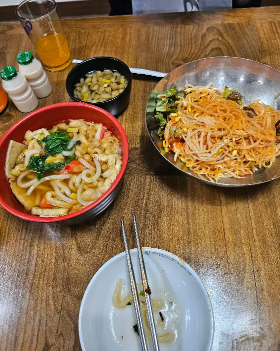 우동과 비빔밥 한상 차림