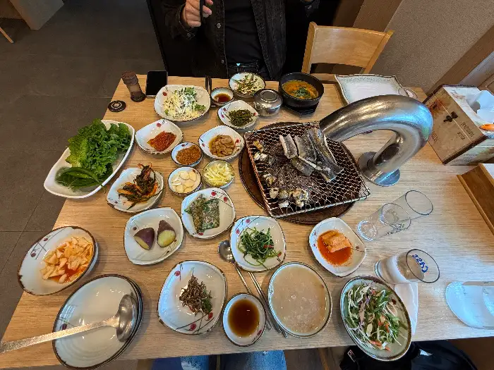 테이블 가득 차려진 다양한 밑반찬과 장어