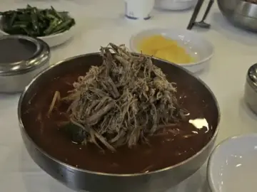 마음을 녹이는 뜨끈한 국물, 푸짐함에 반하다! 화성 맛집 ‘뼉따구아지매육칼’