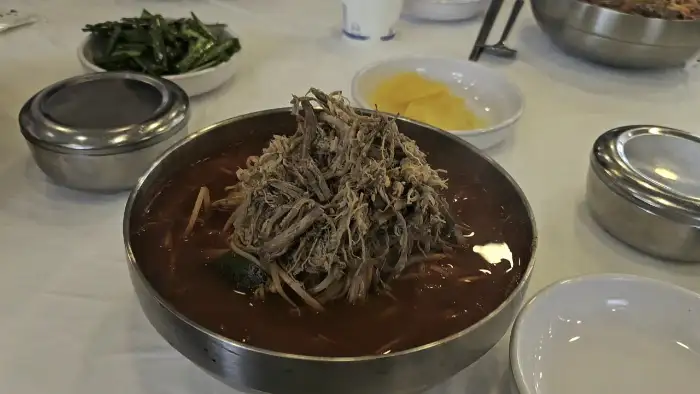 푸짐하게 쌓인 고명과 진한 국물이 돋보이는 육칼