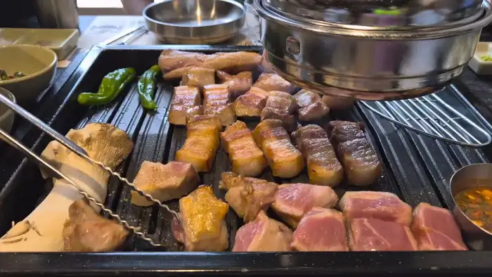 깃뜰의 감각적인 내부 인테리어와 고기 굽는 모습