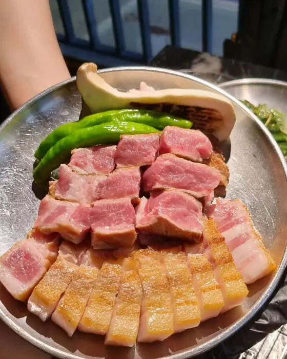 신선하고 먹음직스러운 깃뜰의 모둠 고기