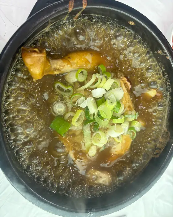 삼계탕 위에 올라간 파와 재료들