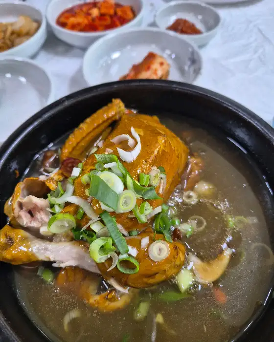 삼계탕의 닭고기 살 발라낸 모습