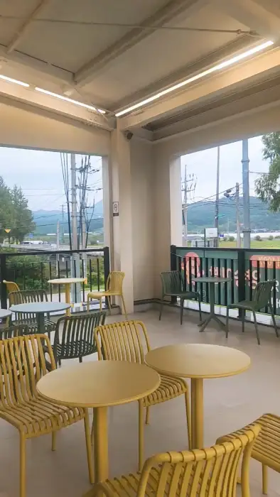 카페 내부 좌석 배치