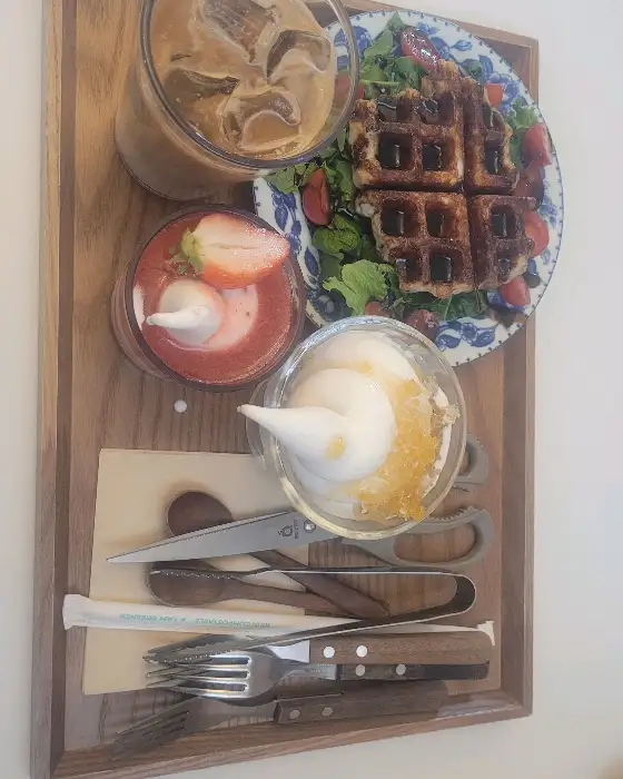 말차 아이스크림 라떼와 크로플