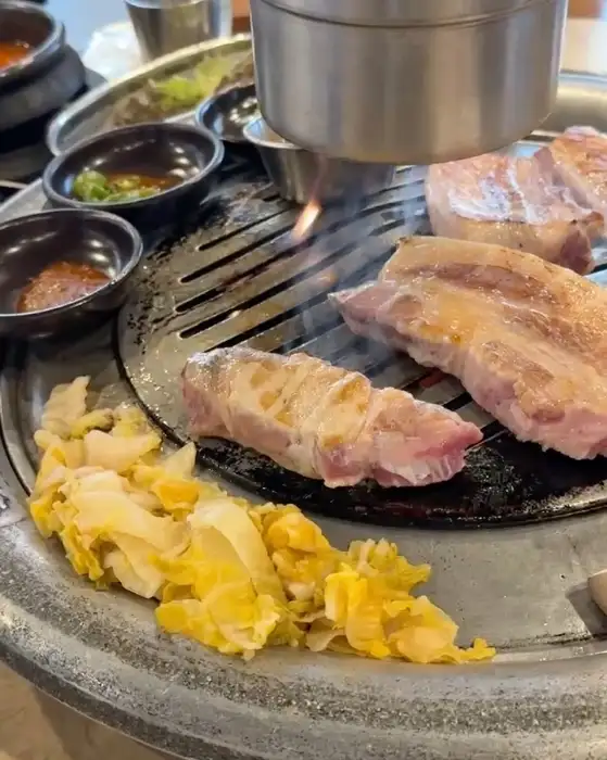 직원이 고기를 굽는 모습