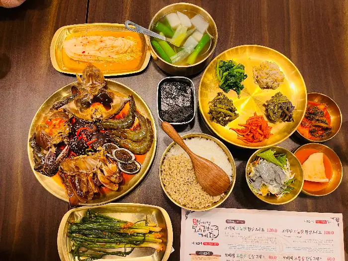 다양한 밑반찬과 밥