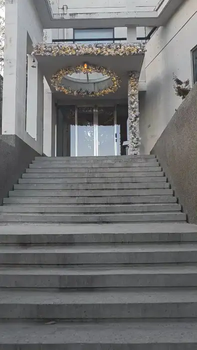 이소고택의 인상적인 외부 계단과 입구