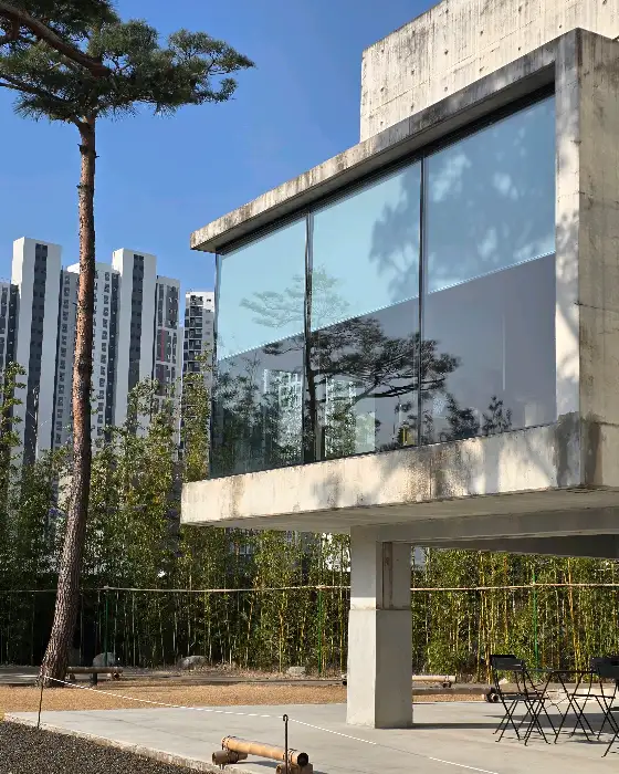 현대적인 건물 외관과 주변 풍경