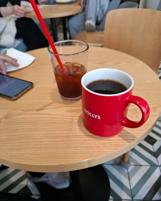 따뜻하게 데워진 소금빵과 커피