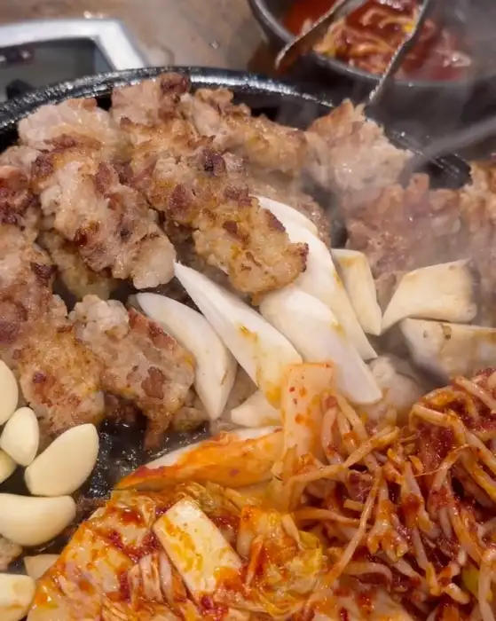 삼겹살의 단면이 꼼꼼하게 잘려져 있어 익는 속도가 균일합니다.