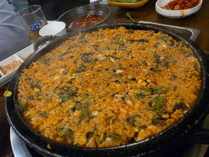 잘 볶아진 볶음밥 위에 파슬리 가루가 뿌려져 있습니다.