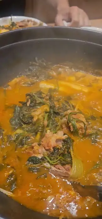 보글보글 끓고 있는 감자탕 국물