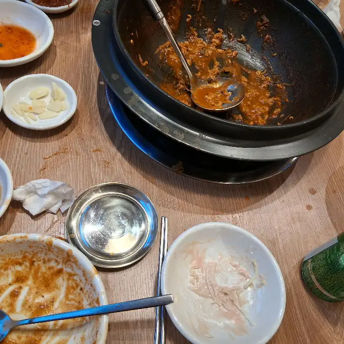 식사를 마친 테이블의 모습
