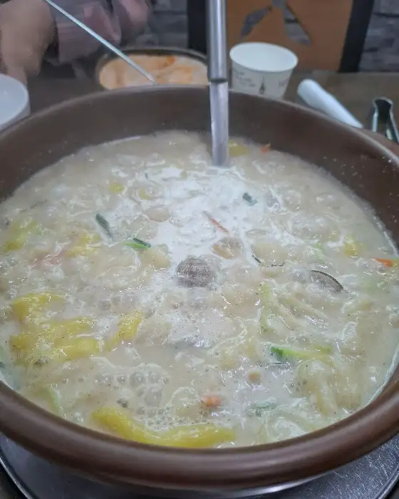 들깨수제비가 보글보글 끓고 있는 모습