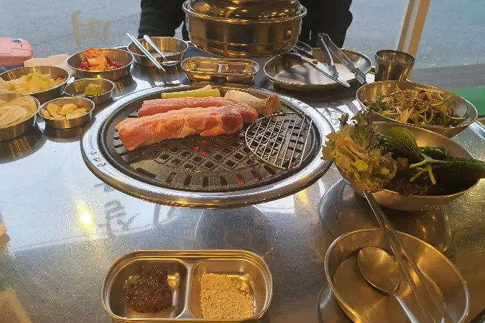 숯불 위 삼겹살