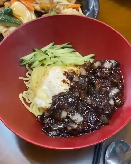 윤기 나는 짜장 소스가 듬뿍 올라간 짜장면
