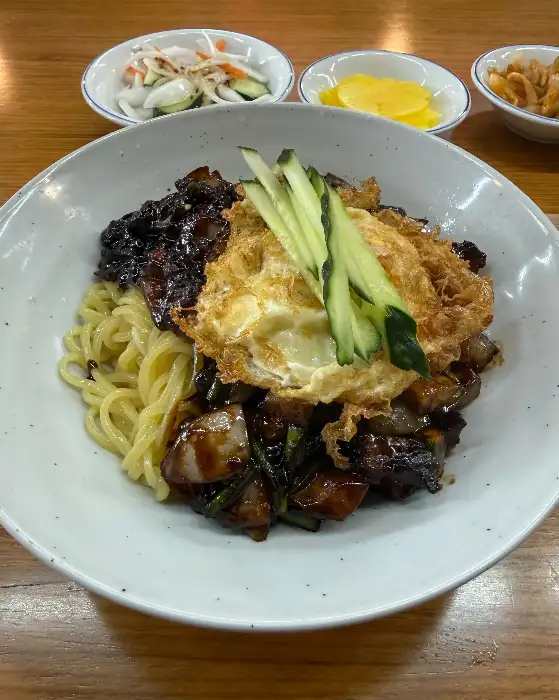 바삭한 계란후라이와 신선한 오이가 올라간 간짜장
