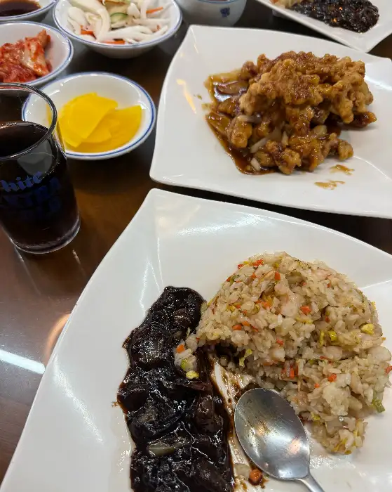 푸짐한 탕수육과 볶음밥, 그리고 음료수