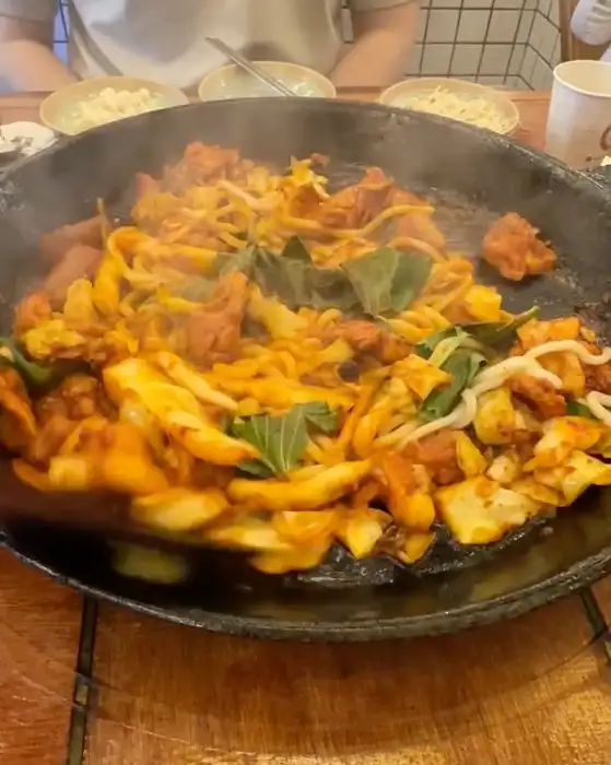 철판 위에서 지글지글 익어가는 신림춘천집 닭갈비