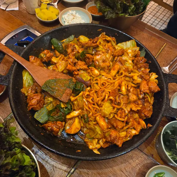 넓은 홀에 테이블이 꽉 찬 모습, 회식이나 모임에 적합해 보입니다