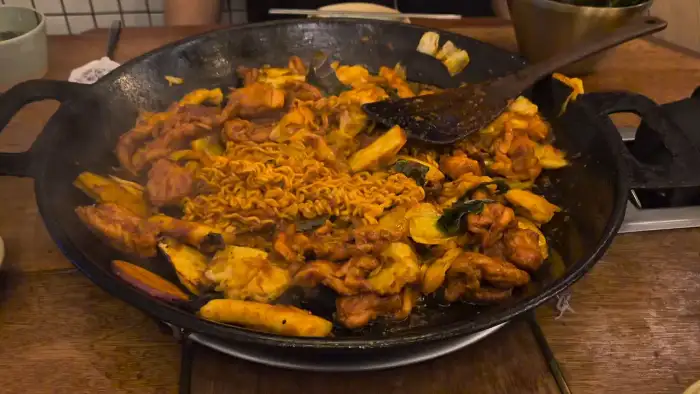 다양한 사리가 추가된 닭갈비
