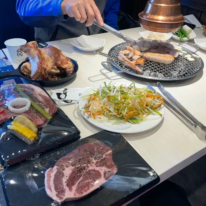 불판 위에서 맛있게 구워지고 있는 삼겹살