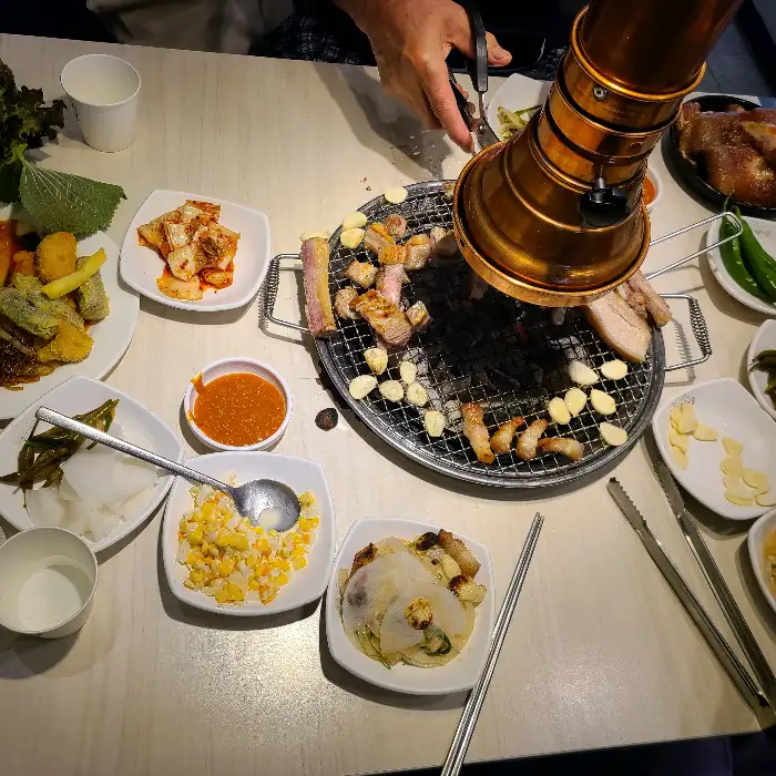 푸짐한 양의 고기와 반찬들