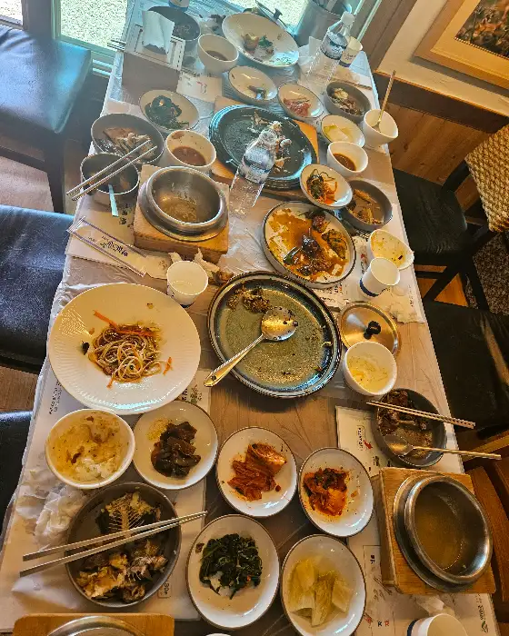 다양한 밑반찬이 차려진 테이블