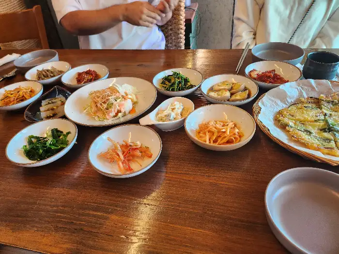 여러 가지 반찬이 담긴 접시들