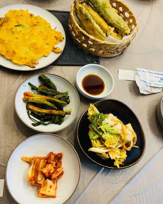가지와 전, 김치 등 다양한 반찬