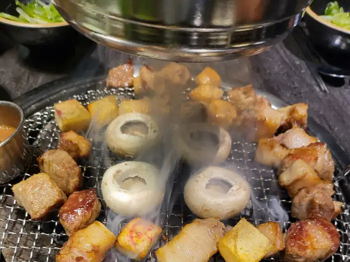 불판 위의 버섯과 고기