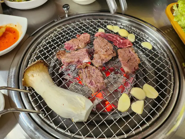 숯불 위에서 구워지는 갈비살