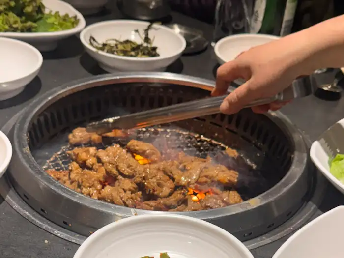 숯불 위에서 구워지는 갈비