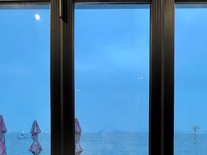 창밖으로 보이는 바다 풍경