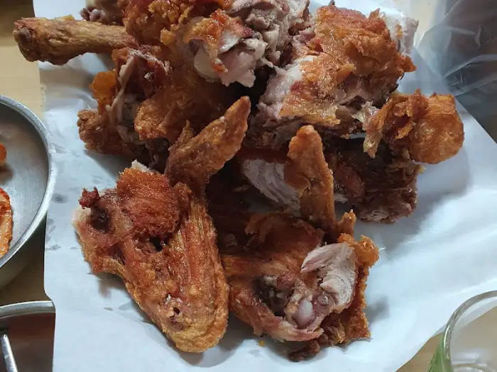 푸짐한 닭고기가 올려진 닭칼국수