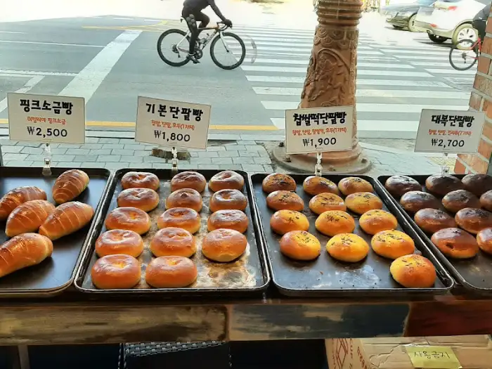 다양한 종류의 단팥빵 진열 모습