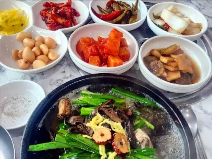 오리백숙과 함께 나온 밑반찬들