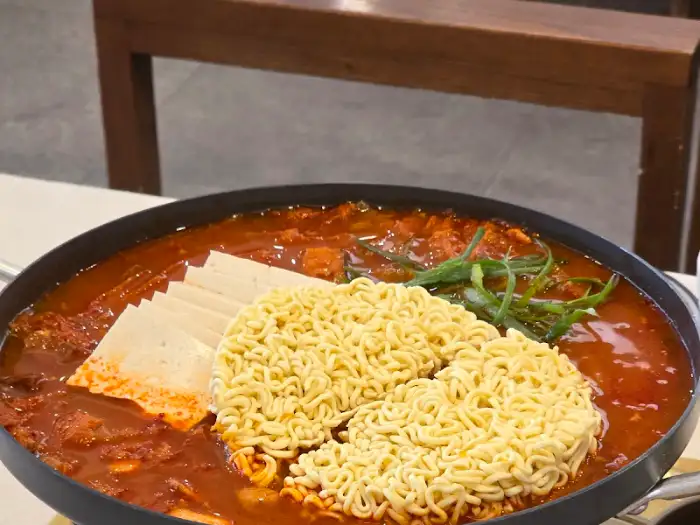 푸짐한 김치찌개와 라면